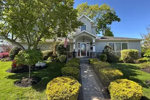 752 Kensington Ct, Westbury, NY 11590 - Photo 2