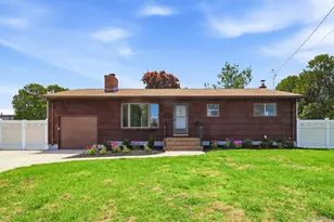 21 Robbins St, Lindenhurst, NY 11757 - Photo 4
