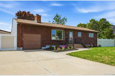 21 Robbins Street, Lindenhurst, NY 11757 - Photo 4