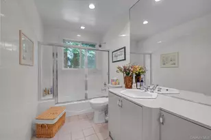 8 Briarfield Dr, Great Neck, NY 11020 - Photo 18