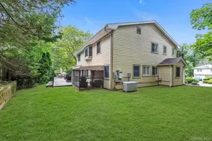 8 Briarfield Dr, Great Neck, NY 11020 - Photo 34