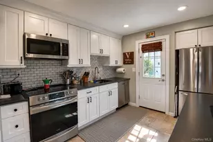 26 Sycamore Ln, Levittown, NY 11756 - Photo 4