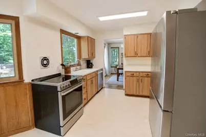 10 Camelot Lane, East Setauket, NY 11733 - Photo 16