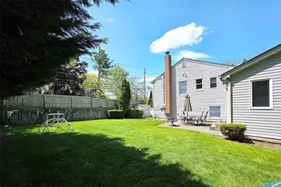 110 Briarwood Lane, Plainview, NY 11803 - Photo 34
