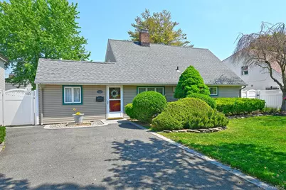 27 Blossom Lane, Levittown, NY 11756 - Photo 2