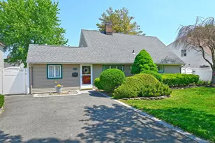 27 Blossom Ln, Levittown, NY 11756 - Photo 2