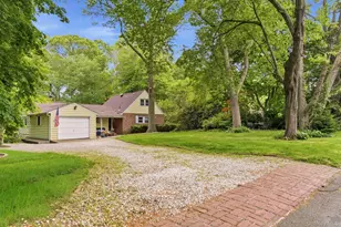 4 Meadowood Ct, Huntington, NY 11743 - Photo 2