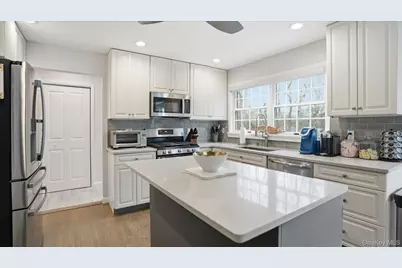 20 Stuart Court, Hampton Bays, NY 11946 - Photo 16