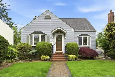 152 Collins Avenue, Williston Park, NY 11596 - Photo 1