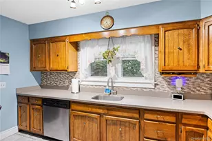 7 W Elm St, Islip, NY 11751 - Photo 4