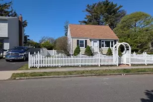 241 Phyllis Dr, Lindenhurst, NY 11757 - Photo 2