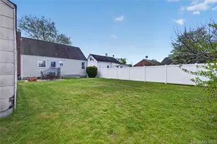 27 Spruce St, Islip, NY 11751 - Photo 34