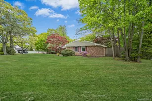 35 Pembrook Dr, Stony Brook, NY 11790 - Photo 2