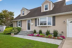 7 Greenbriar Ln, Hicksville, NY 11801 - Photo 2