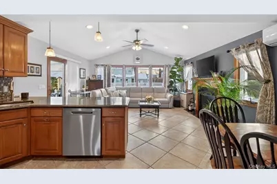 7 Greenbriar Lane, Hicksville, NY 11801 - Photo 10