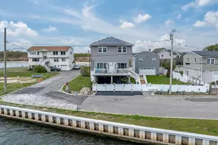 981 S 4th St, Lindenhurst, NY 11757 - Photo 2