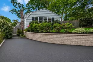 10 Minetta Ct, Huntington, NY 11743 - Photo 2