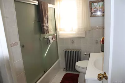 138 Manor Parkway, Uniondale, NY 11553 - Photo 8
