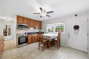 72 Walnut Ln, Hicksville, NY 11801 - Photo 2