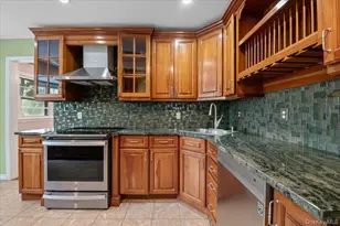 916 Lawrence Ct, Woodmere, NY 11581 - Photo 6