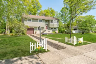 247 Bow Dr, Hauppauge, NY 11788 - Photo 2