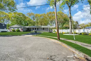 31 Peak St, Ronkonkoma, NY 11779 - Photo 2