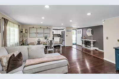 31 Peak Street, Ronkonkoma, NY 11779 - Photo 6