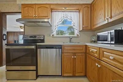3903 Lincoln Street, Seaford, NY 11783 - Photo 14
