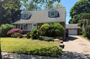 140 Wickshire Dr, East Meadow, NY 11554 - Photo 2