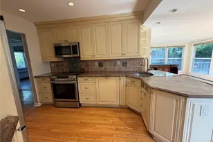 140 Wickshire Dr, East Meadow, NY 11554 - Photo 8