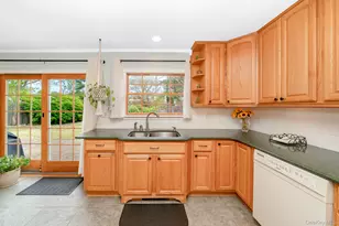 21 Eisenhower Rd, Centereach, NY 11720 - Photo 12