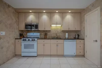 4 Apple Court, Nanuet, NY 10954 - Photo 10
