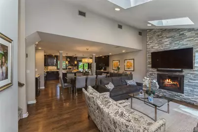 7 Greenacre Court, Syosset, NY 11791 - Photo 4