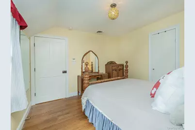 130 Mott Avenue, Roslyn, NY 11576 - Photo 24
