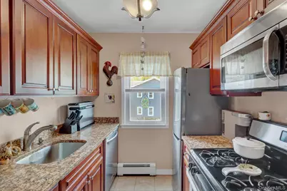 21 Toehee Place #2B, Islip, NY 11751 - Photo 4