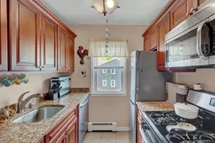 21 Toehee Pl, Islip, NY 11751 - Photo 4
