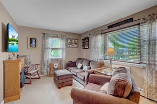 21 Toehee Pl, Islip, NY 11751 - Photo 10