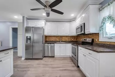 10 Remsen Street, Copiague, NY 11726 - Photo 12