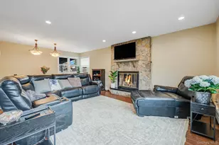 217 Abbington Ct, Copiague, NY 11726 - Photo 8
