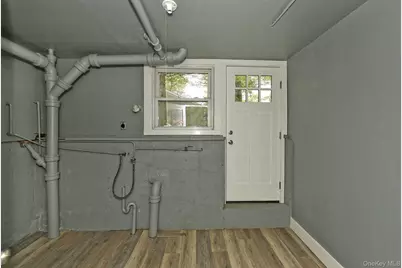 29 Bennett Avenue, Huntington Station, NY 11746 - Photo 20