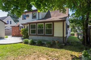 27 Collins Rd, Glen Cove, NY 11524 - Photo 12