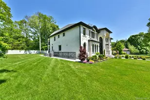 33 Parkway Dr, Roslyn Heights, NY 11577 - Photo 4