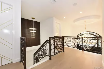 33 Parkway Drive, Roslyn Heights, NY 11577 - Photo 24
