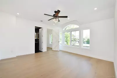 33 Parkway Drive, Roslyn Heights, NY 11577 - Photo 32