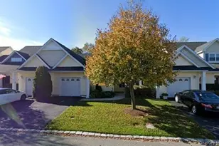 47 Stoneleigh Dr, Riverhead, NY 11901 - Photo 2