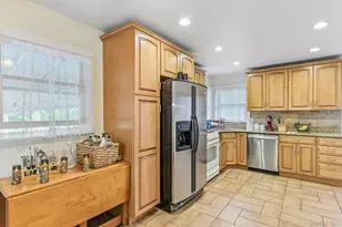 1374 Saxon Ave, Bay Shore, NY 11706 - Photo 10