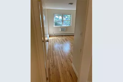 914 E 211th Street, Bronx, NY 10469 - Photo 10