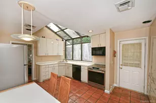 8 South Dr, Roslyn, NY 11576 - Photo 14
