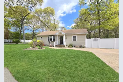 33 Pleasure Avenue, Ronkonkoma, NY 11779 - Photo 2