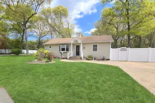 33 Pleasure Ave, Ronkonkoma, NY 11779 - Photo 2